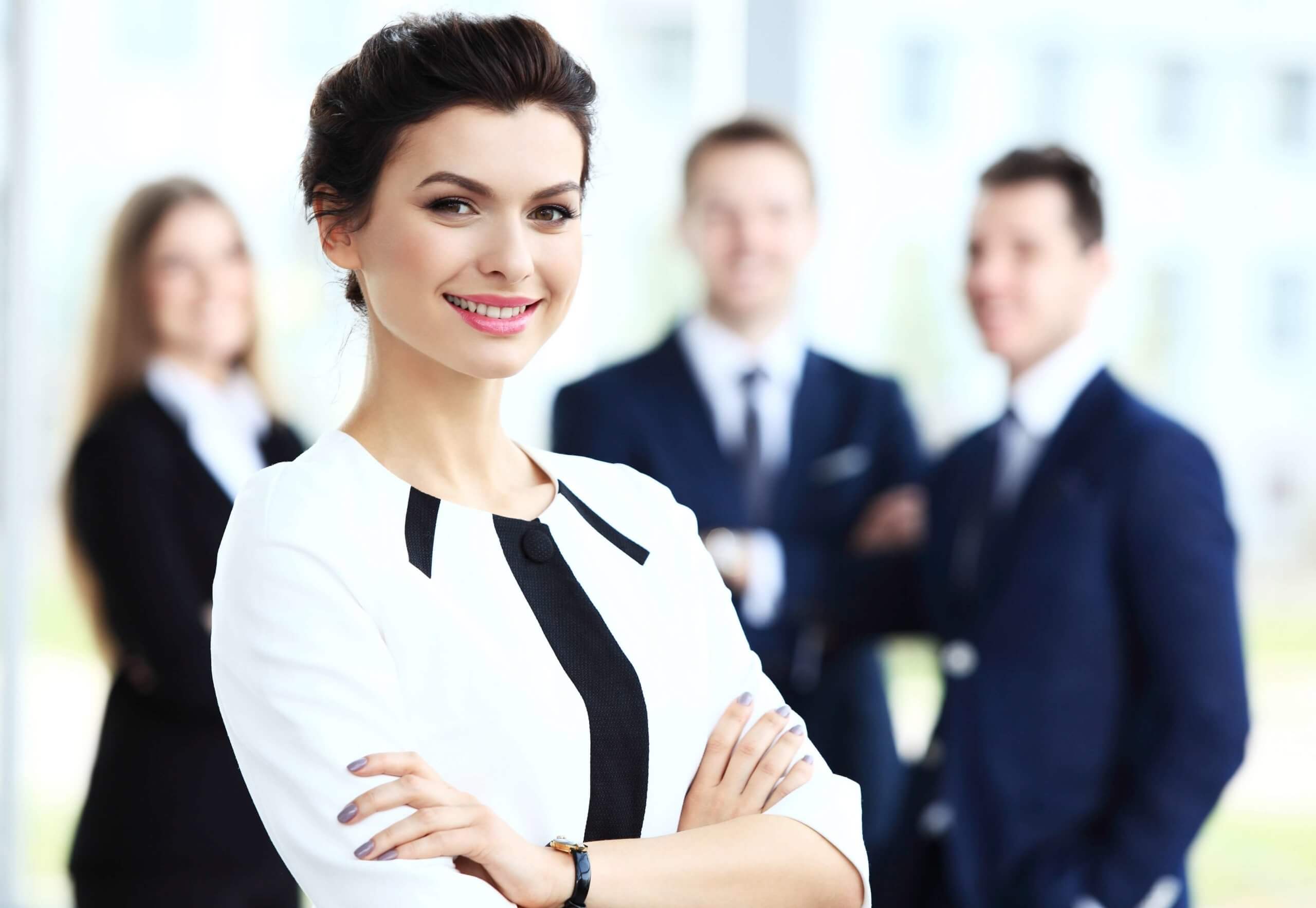 eine erfolgreiche Unternehmerin mit Team im Hintergrund